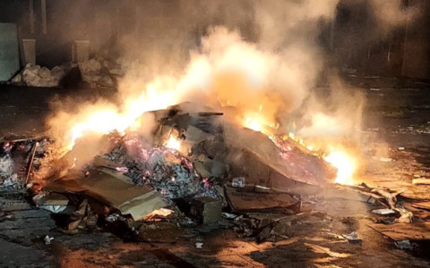 Incendio in un capannone di Mantova, a fuoco alcuni cartoni da smaltire