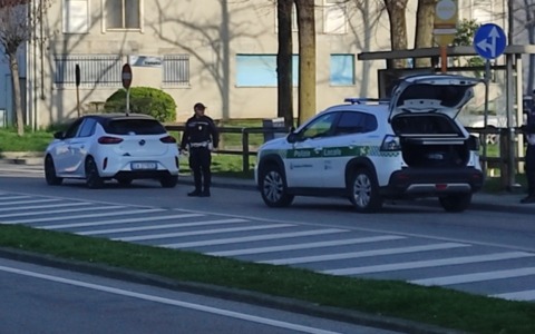 Si spaccia per il fratello per nascondere il ritiro della patente: smascherato a Mantova