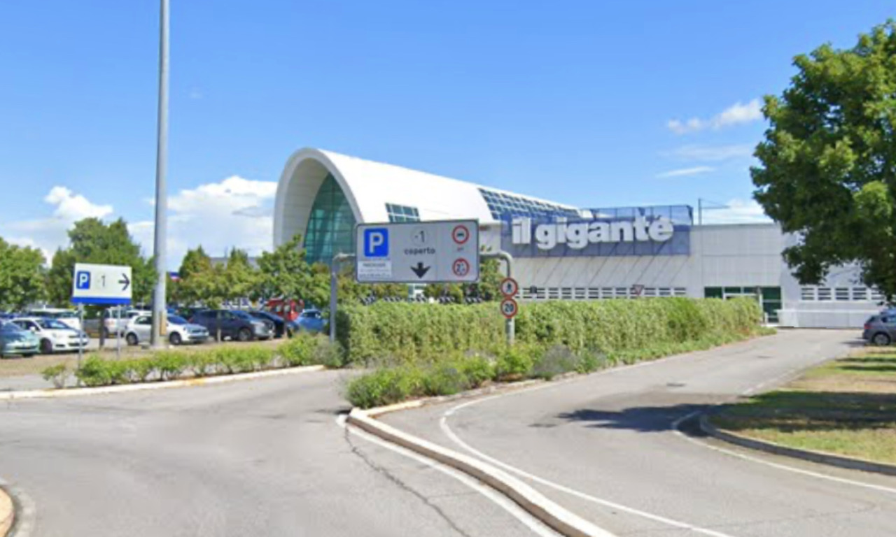 Ruba in un negozio del centro commerciale Il Gigante di Curtatone, 45enne denunciato