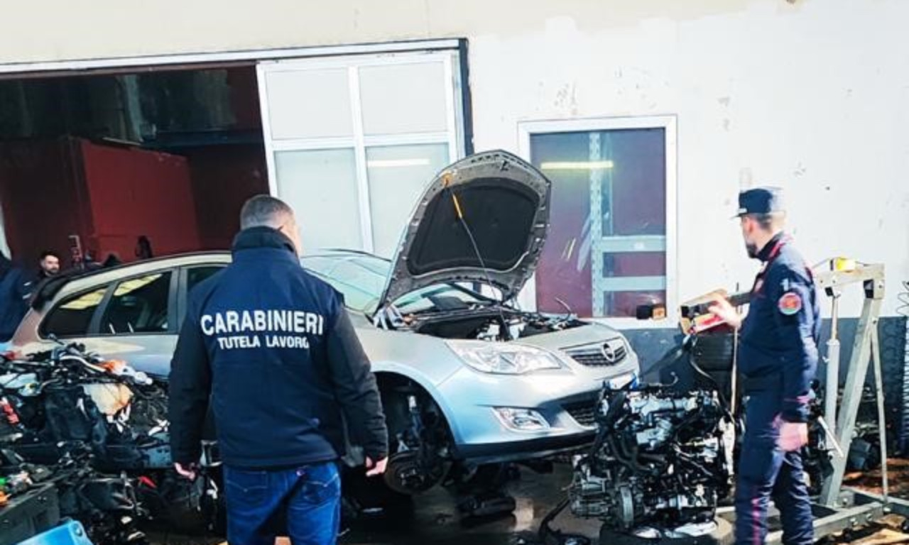 Scoperta officina abusiva a Mantova: lavoratori in nero, nessuna sicurezza e rifiuti pericolosi