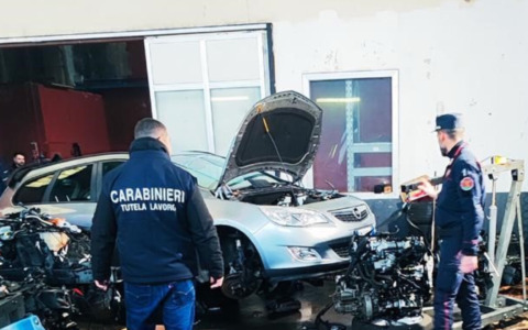 Scoperta officina abusiva a Mantova: lavoratori in nero, nessuna sicurezza e rifiuti pericolosi