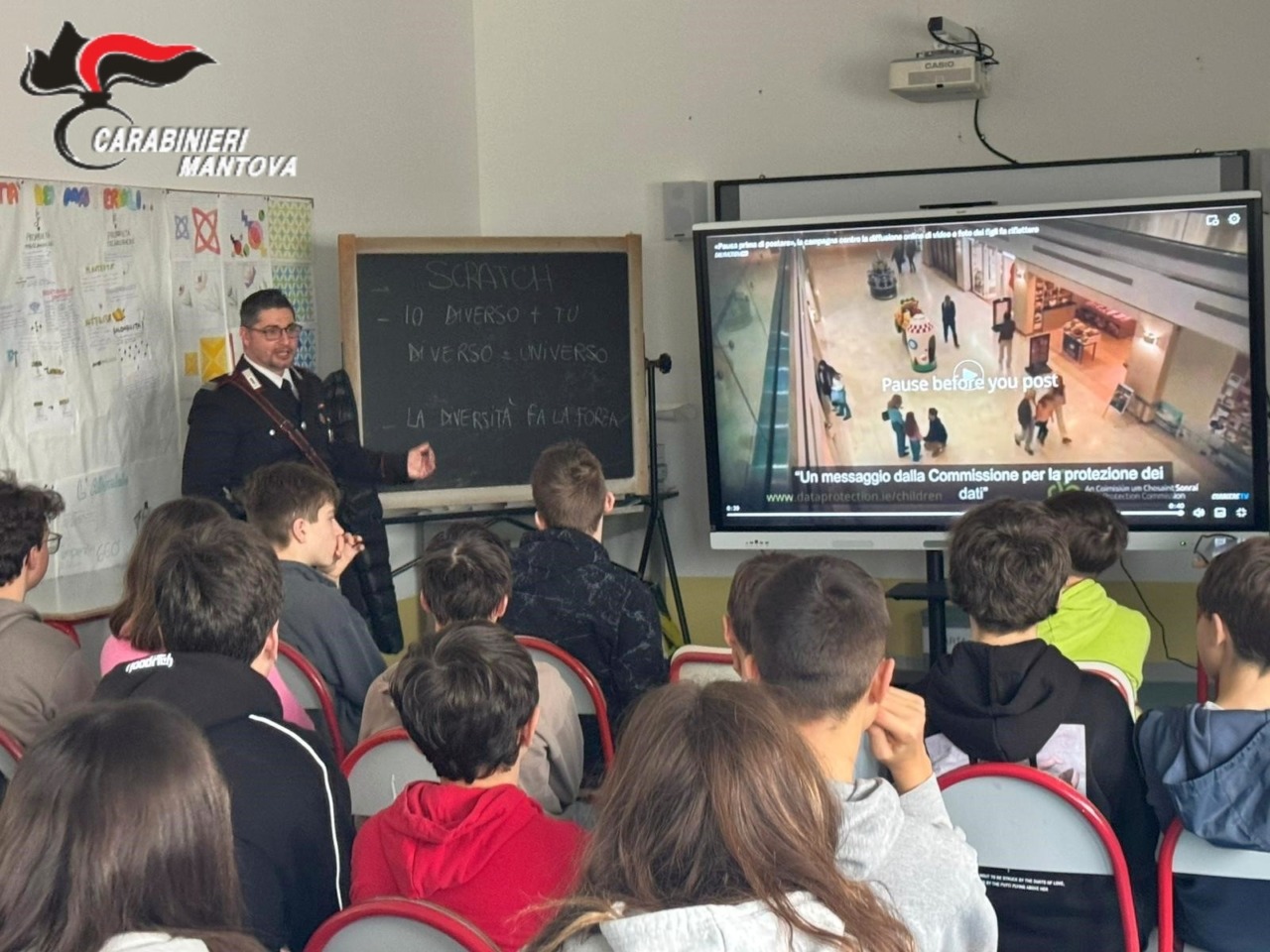 Un momento dell'incontro con i carabinieri alla scuola media di Volta Mantovana