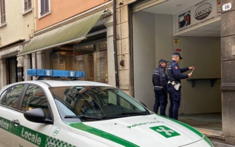 Controlli in centro a Mantova: in tasca nasconde un coltello a serramanico