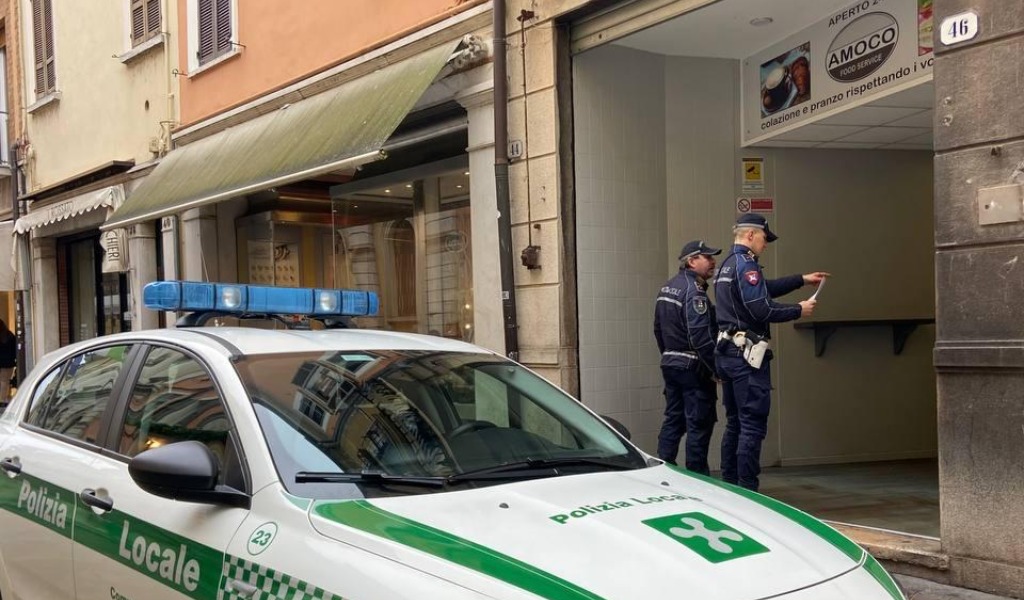 Controlli in centro a Mantova: in tasca nasconde un coltello a serramanico