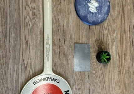 I carabinieri intervengono per un soggetto che vuole farla finita e poi trovano la droga a casa dell’amica