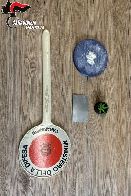 I carabinieri intervengono per un soggetto che vuole farla finita e poi trovano la droga a casa dell’amica
