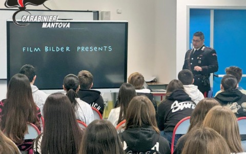 Carabinieri-docenti: i militari fanno lezione di legalità e responsabilità agli alunni di terza media