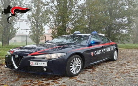 Parcheggia il furgone sul marciapiedi, la polizia locale lo multa e lui aggredisce e minaccia gli agenti