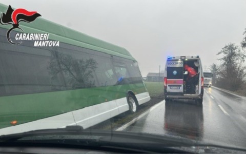 Incidente stradale a Casalmoro: pullman finisce fuori strada sulla statale Asolana