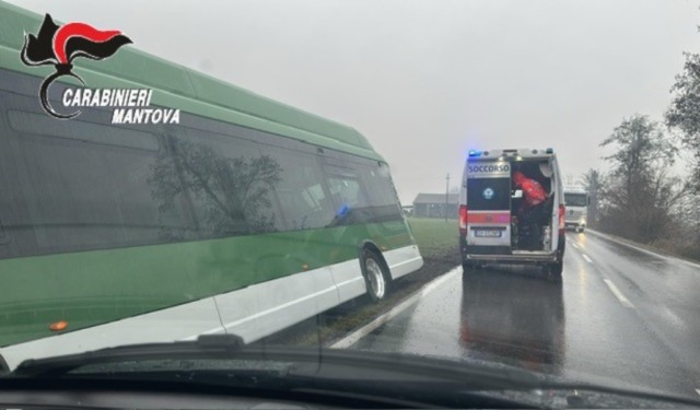 Incidente stradale a Casalmoro: pullman finisce fuori strada sulla statale Asolana