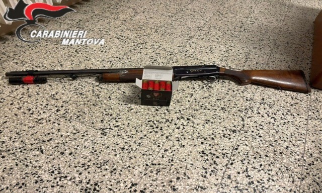 Il cagnolino del vicino entra nel cortile di casa sua e lui lo uccide con una fucilata