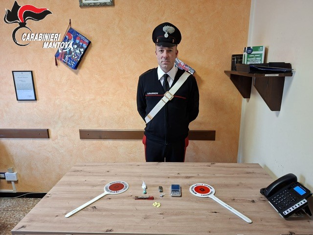 Minaccia i genitori per ottenere denaro per la droga: 25enne denunciato