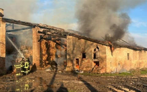 Incendio in cascina a Bozzolo: le fiamme divorano fieno e struttura in legno