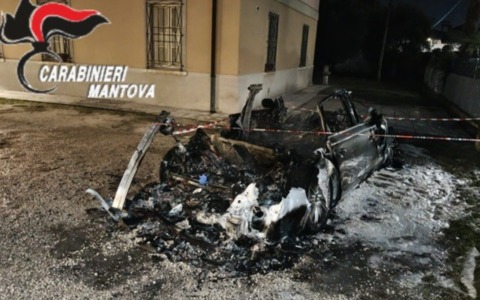 Auto in fiamme a Monzambano: incendio nella notte distrugge un’Audi A6