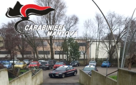 Aggressione davanti a scuola a Mantova: tre giovani denunciati dai Carabinieri