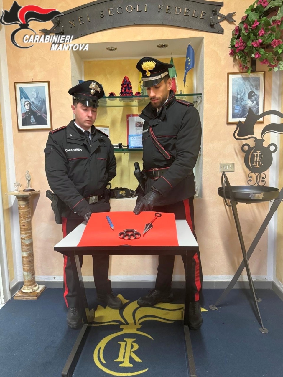 I carabinieri di Monzambano con le armi bianche sequestrate al 16enne