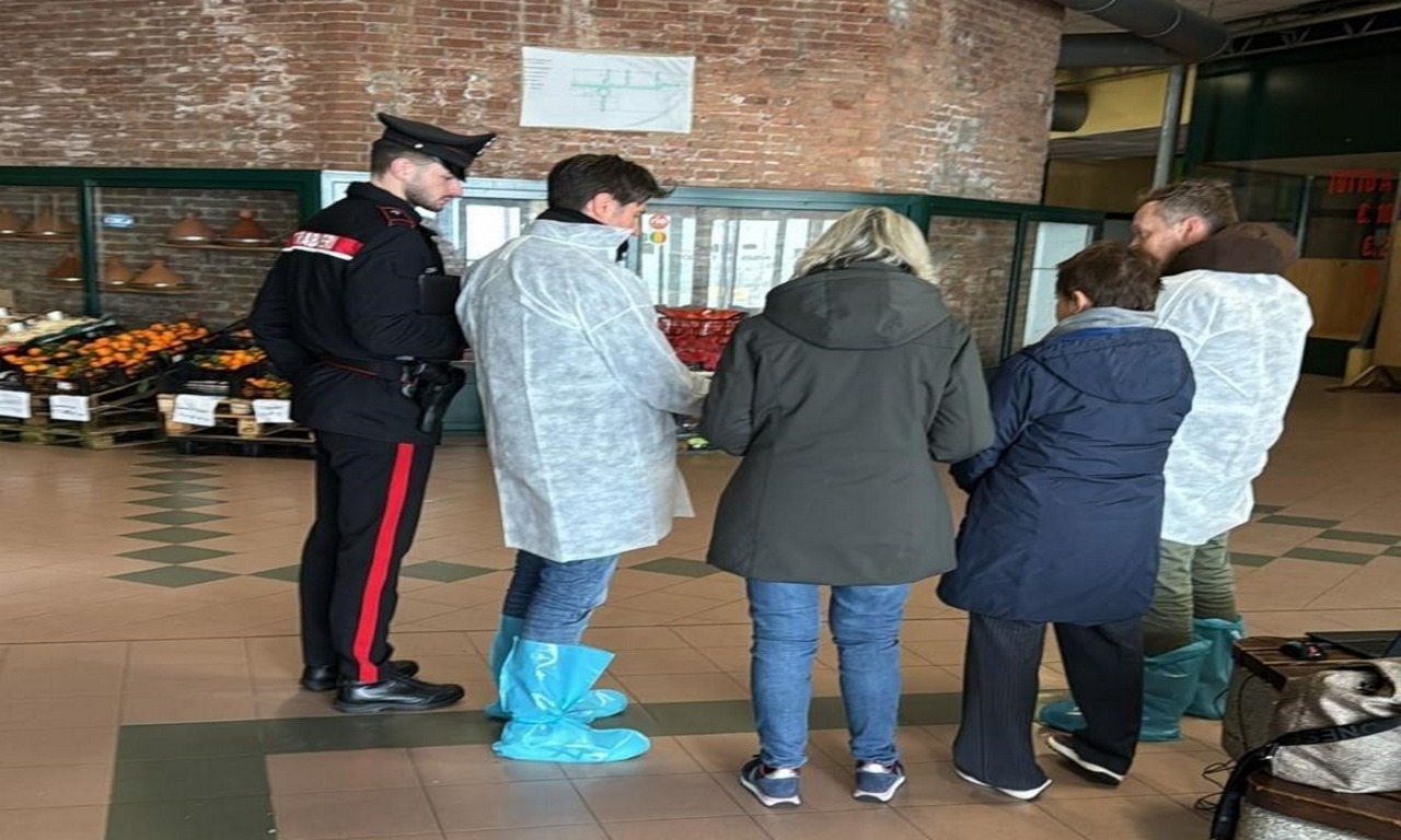 Carenze igienico-sanitarie, un lavoratore in nero e altre irregolarità: stop al bazar
