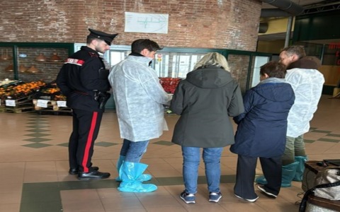 Carenze igienico-sanitarie, un lavoratore in nero e altre irregolarità: stop al bazar