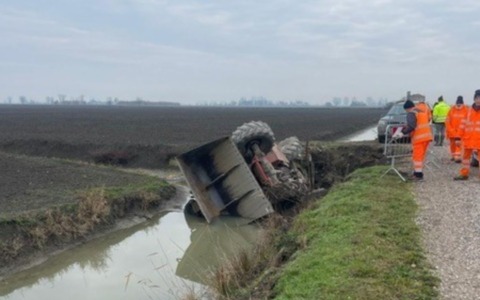 Cede il terreno e il trattore finisce ribaltato in un fosso: ferito 28enne a Ostiglia