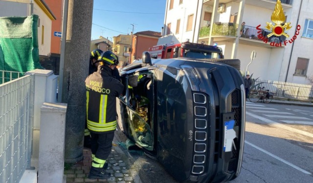 Incidente a Borgo Virgilio: scontro tra due auto, un 33enne incastrato nell’abitacolo