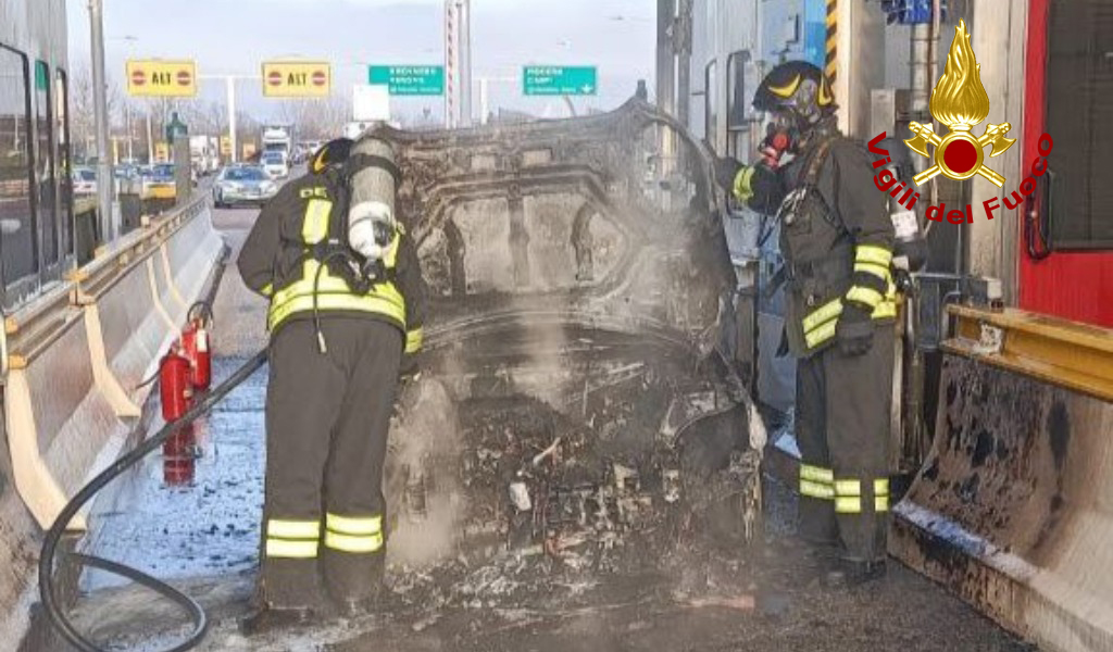 Incendio di un’auto al casello di Pegognaga: intervento tempestivo dei Vigili del Fuoco