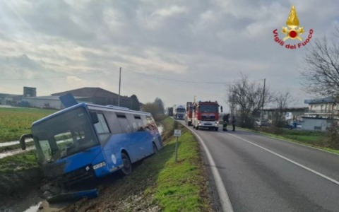 Incidente a San Giorgio Bigarello: autobus con 27 studenti a bordo finisce in un fossato