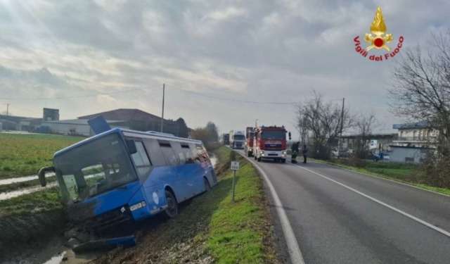 Incidente a San Giorgio Bigarello: autobus con 27 studenti a bordo finisce in un fossato