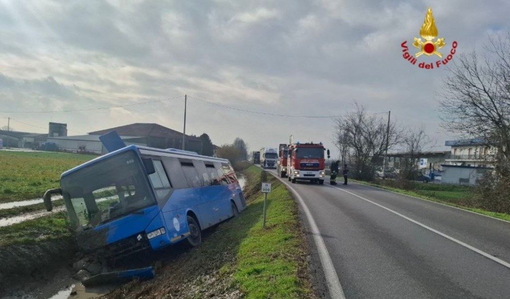 Incidente a San Giorgio Bigarello: autobus con 27 studenti a bordo finisce in un fossato