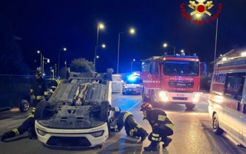 Incidente stradale a Castelbelforte: auto si ribalta sulla provinciale, ferita 60enne