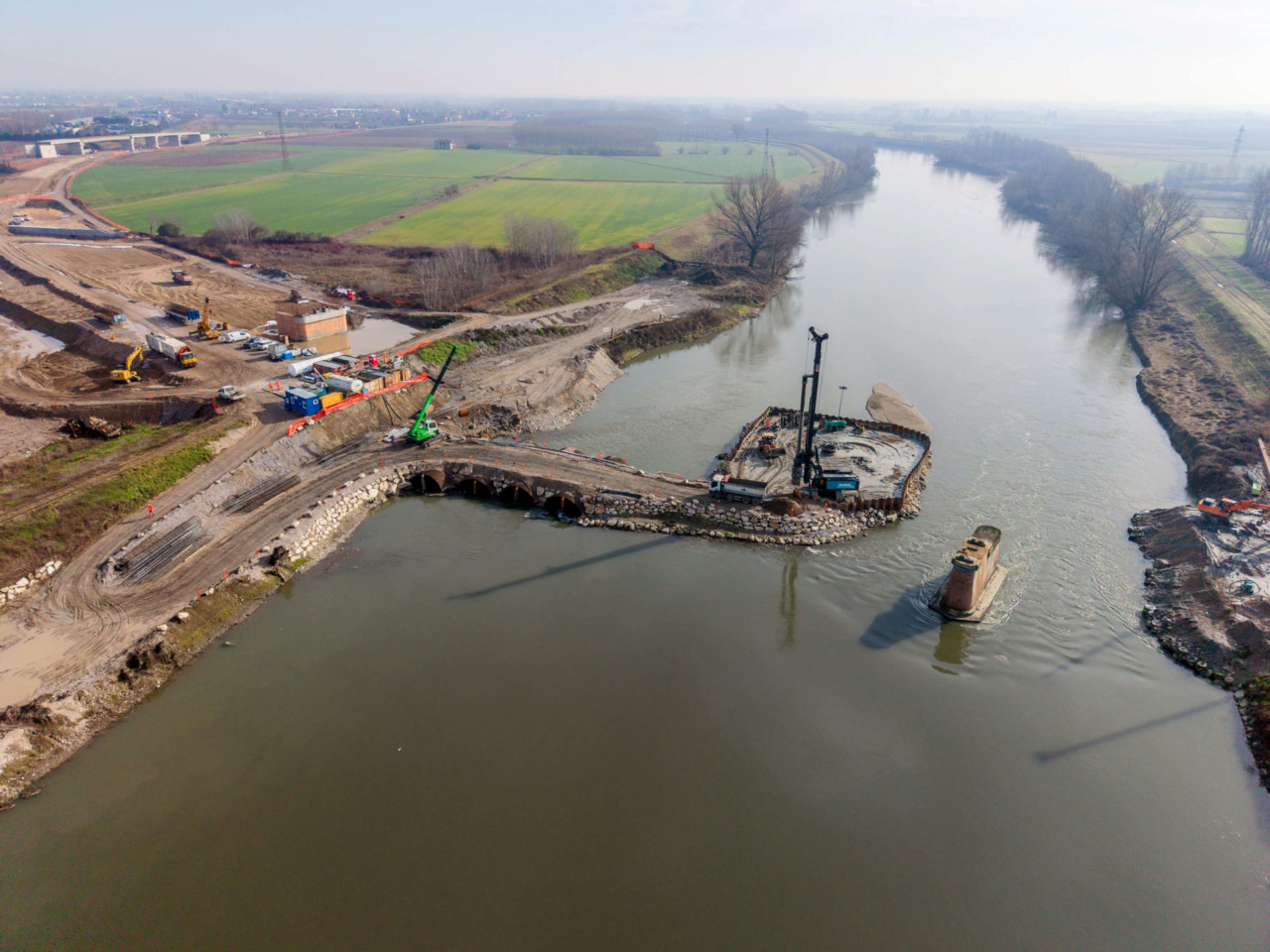 La realizzazione della pila nell'alveo dell'Oglio tra Bozzolo e Marcaria