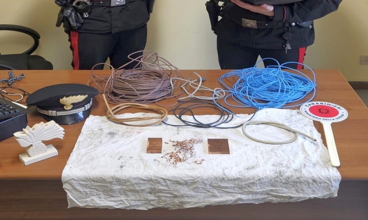 I carabinieri lo fermano e a bordo dell’automobile gli trovano oltre 5 kg di rame