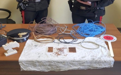 I carabinieri lo fermano e a bordo dell’automobile gli trovano oltre 5 kg di rame