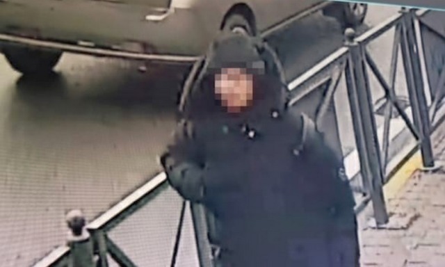 Spintona e rapina un 83enne lungo la strada: beccato e denunciato dai carabinieri