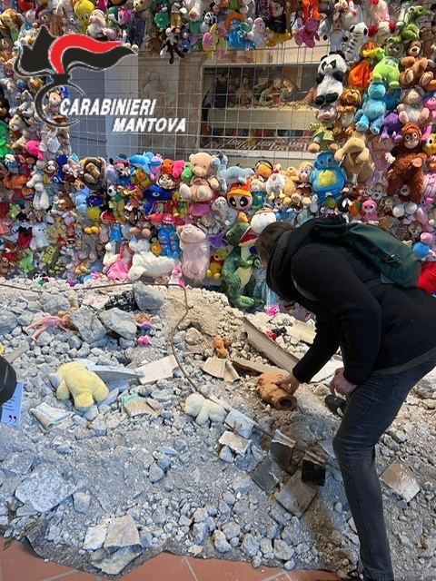 Il proprietario-artista mentre ricolloca il manufatto nel museo di San Benedetto Po