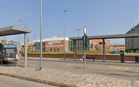 Lo minaccia col coltello per rapinarlo, ma lui resiste e lo fa prendere poco dopo