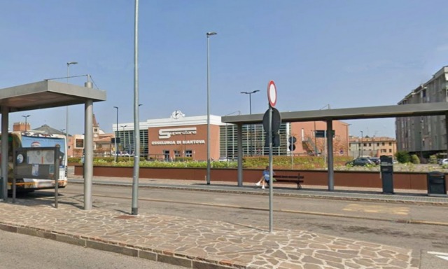 Lo minaccia col coltello per rapinarlo, ma lui resiste e lo fa prendere poco dopo