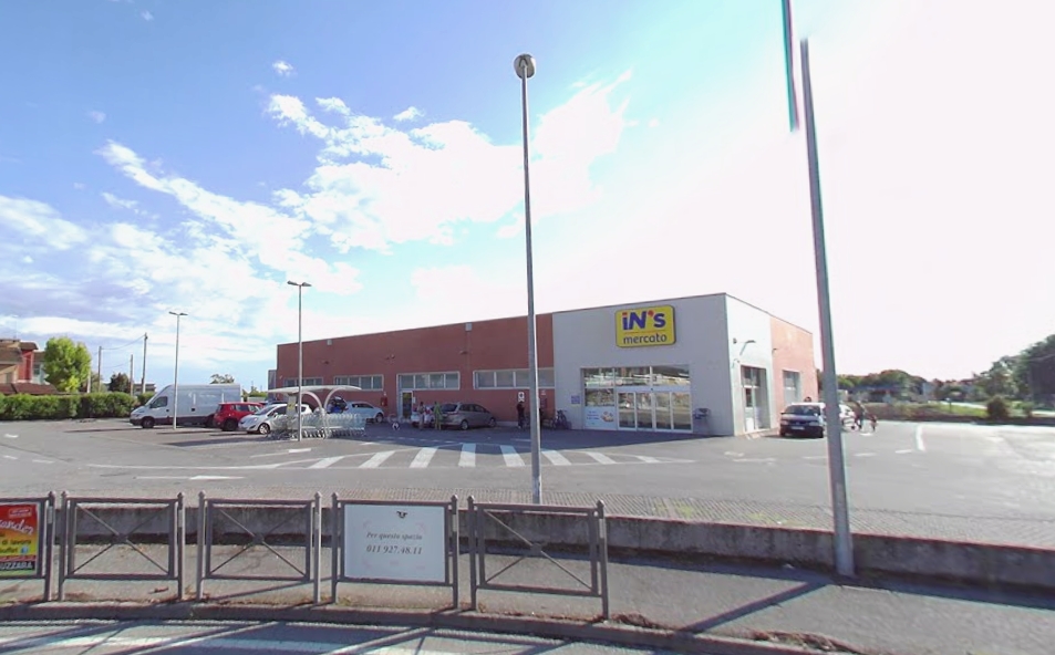 Al supermercato fa una spesa di 300 euro… ma alla fine se ne va senza pagarla