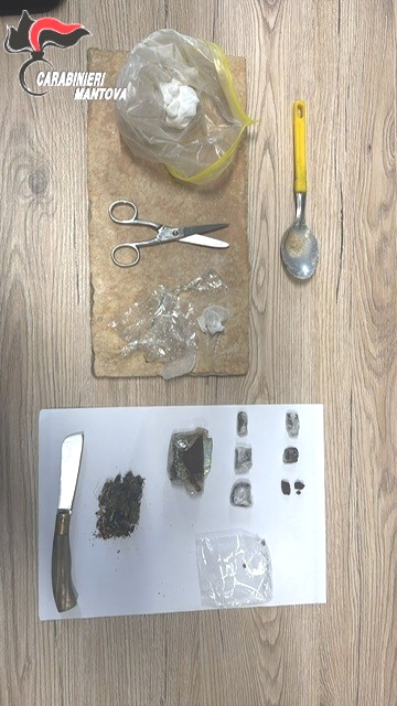Il materiale per il confezionamento trovato dai Cc