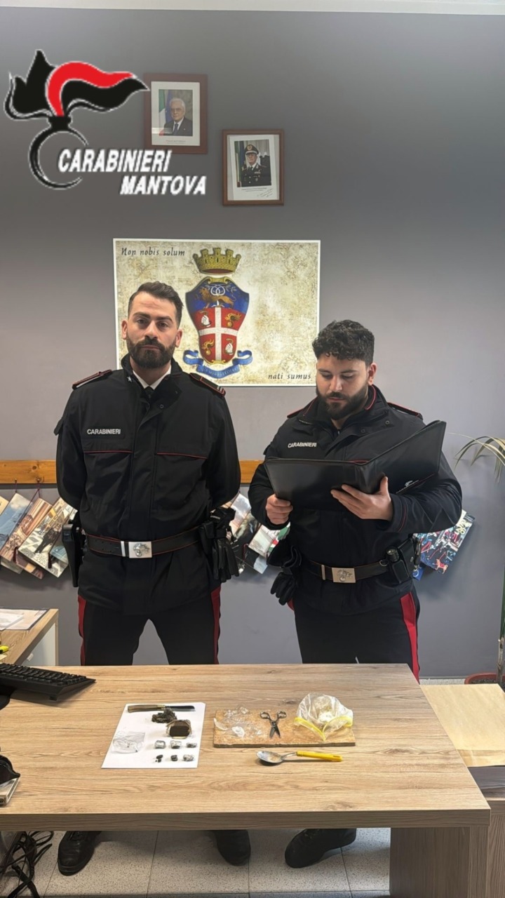 I carabinieri con parte del materiale sequestrato