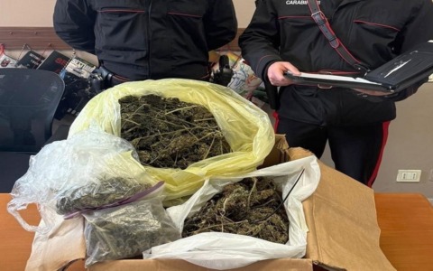 Fa dentro e fuori dalla vecchia stazione ferroviaria: trovato con un kg di marijuana