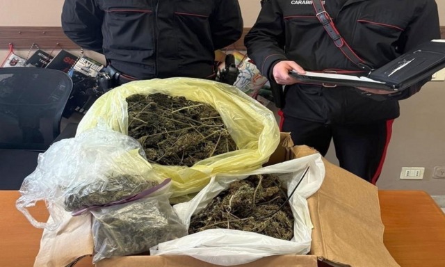 Fa dentro e fuori dalla vecchia stazione ferroviaria: trovato con un kg di marijuana