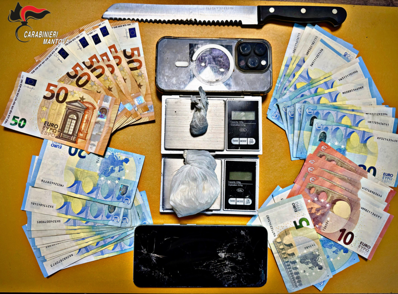 Cocaina, hashish e quasi mille euro in contanti: arrestato un 16enne