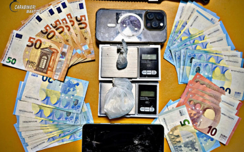 Cocaina, hashish e quasi mille euro in contanti: arrestato un 16enne