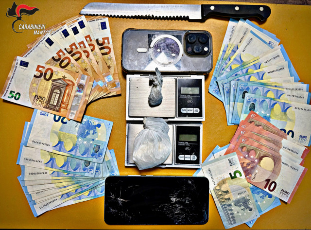 Cocaina, hashish e quasi mille euro in contanti: arrestato un 16enne