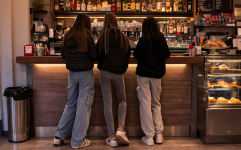 La barista di rifiuta di servire alcolici a tre ragazzine minorenni: loro la prendono a calci e pugni