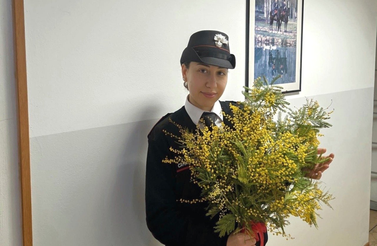 Va a sporgere denuncia e poi per ringraziare la carabiniere donna le porta le mimose