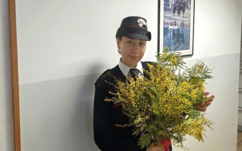 Va a sporgere denuncia e poi per ringraziare la carabiniere donna le porta le mimose