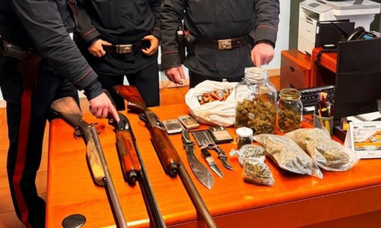 Chiama il 112 dopo essere stata picchiata dal compagno, in casa trovate armi e serre di cannabis