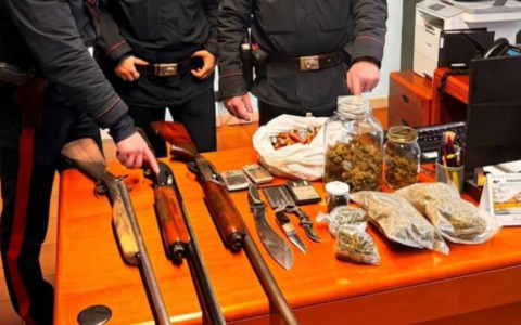 Chiama il 112 dopo essere stata picchiata dal compagno, in casa trovate armi e serre di cannabis