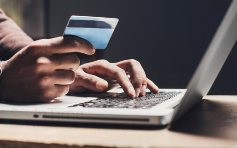 Comprano una borsa di lusso e un’auto online ma sono truffe, doppio raggiro a Porto Mantovano